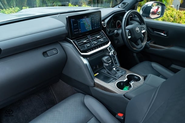 2023 TOYOTA Landcruiser Sahara image 8