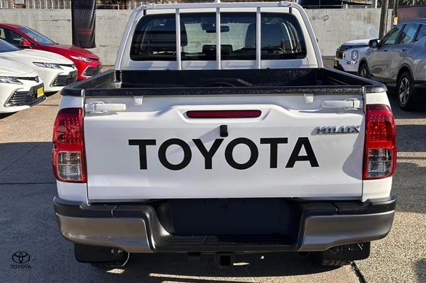 2022 Toyota HiLux 4x4 SR image 6