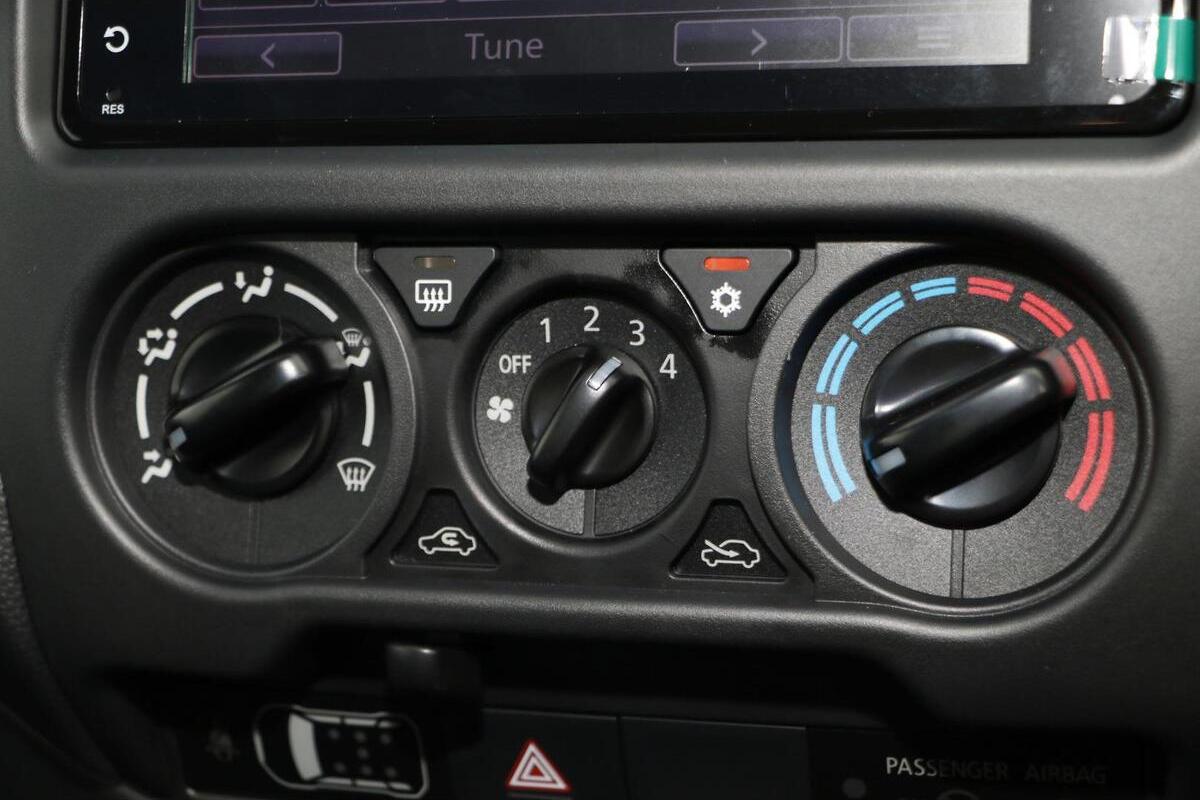 2024 Mitsubishi Triton GLX MR Manual 4x4 MY23 image 9