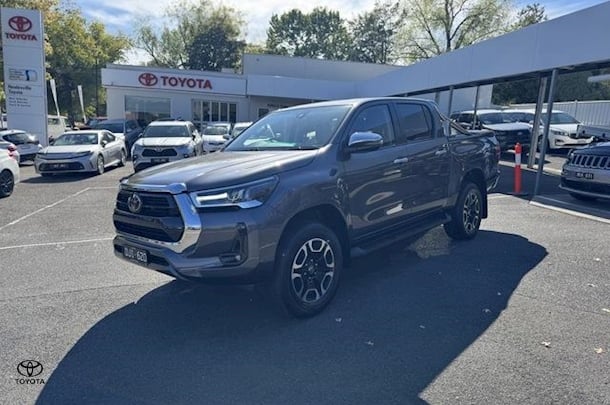 2022 Toyota Hilux SR5 image 3