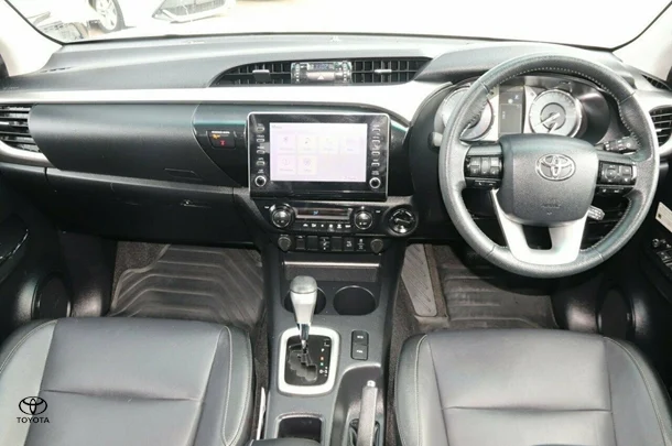 2022 Toyota Hilux 4x4 SR5 image 5