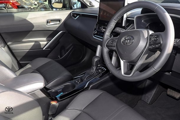 2024 Toyota Corolla Cross Hybrid Atmos AWD image 2