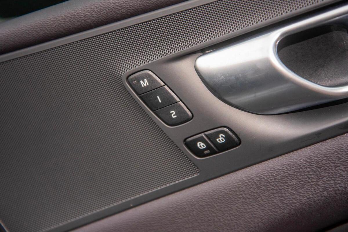 2025 Volvo XC60 Plus T8 Plug-In Hybrid Auto AWD MY25 image 17