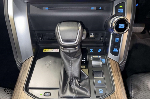 2022 Toyota Landcruiser VX image 25