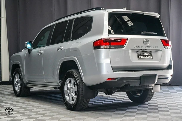2024 Toyota Landcruiser GXL image 5