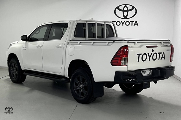 2024 Toyota Hilux SR image 8