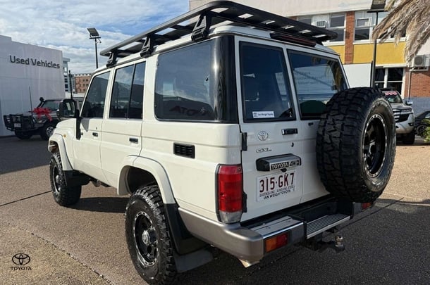 2017 Toyota LC Military GXL image 2