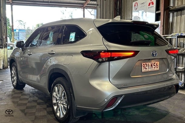 2024 Toyota Kluger Hybrid AWD GRANDE image 5