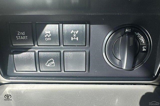 2021 Toyota Prado GX image 18