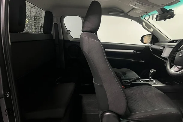 2020 Toyota Hilux SR5 image 11