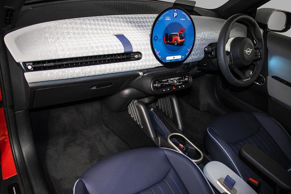 2024 MINI Cooper SE Favoured Auto image 7