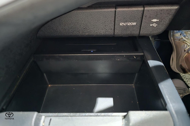2020 Toyota Camry Hybrid SL image 24