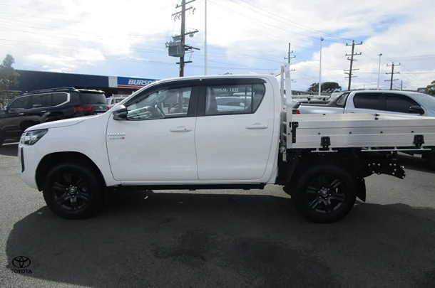 2025 Toyota Hilux SR image 2