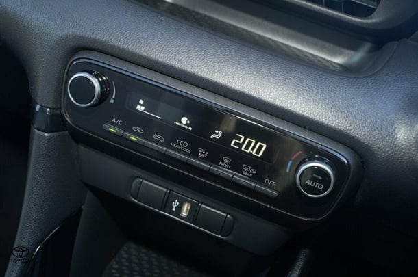 2022 Toyota Yaris Hybrid ZR image 18