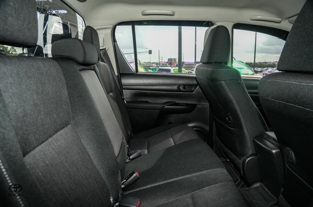 2018 Toyota HILUX Rugged image 9