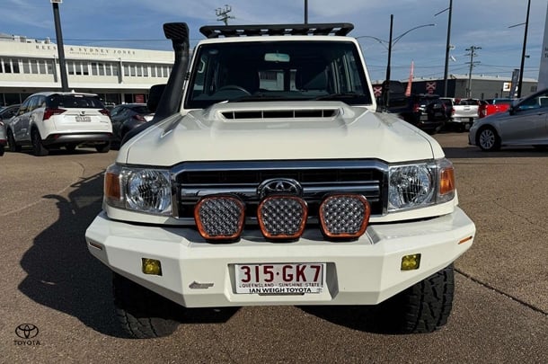 2017 Toyota LC Military GXL image 6