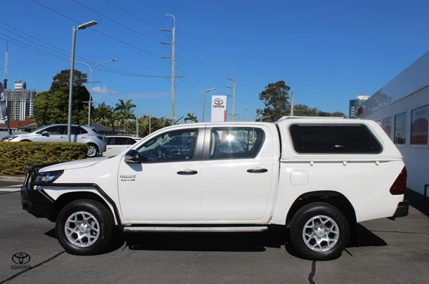 2021 Toyota Hilux 4x4 SR image 4