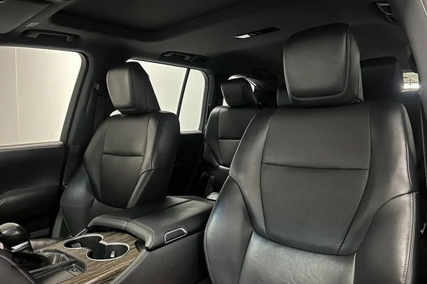 2022 Toyota Landcruiser VX image 16