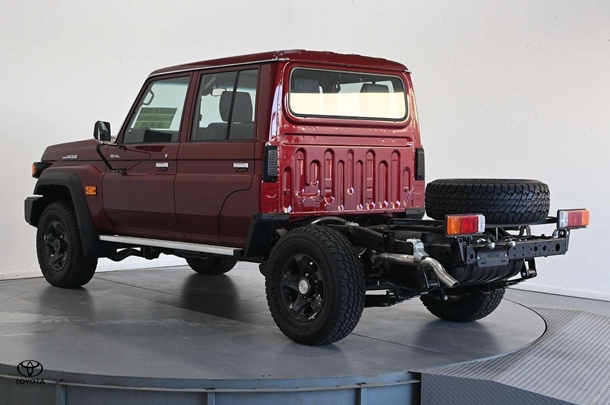 2025 Toyota LC Military GXL image 7