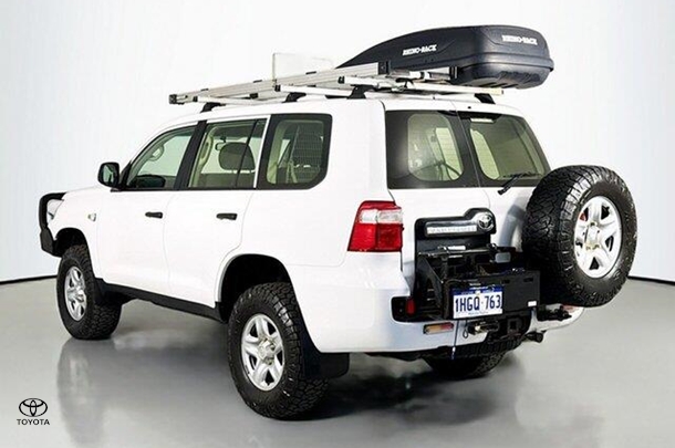 2020 Toyota LANDCRUISER GX image 6