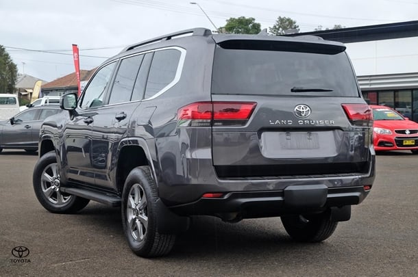 2023 Toyota LANDCRUISER VX image 2