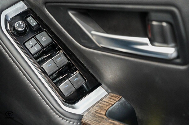 2023 Toyota Landcruiser VX image 17