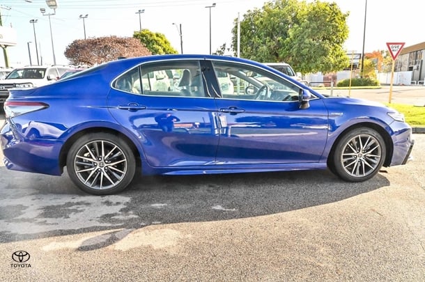 2024 Toyota Camry Hybrid SL image 3