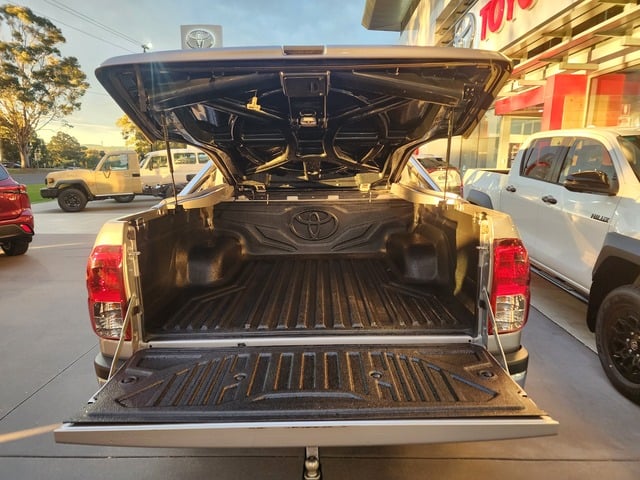 2020 Toyota Hilux 4x4 SR5 image 5