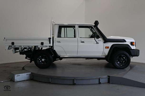 2025 Toyota LC Military GXL image 3