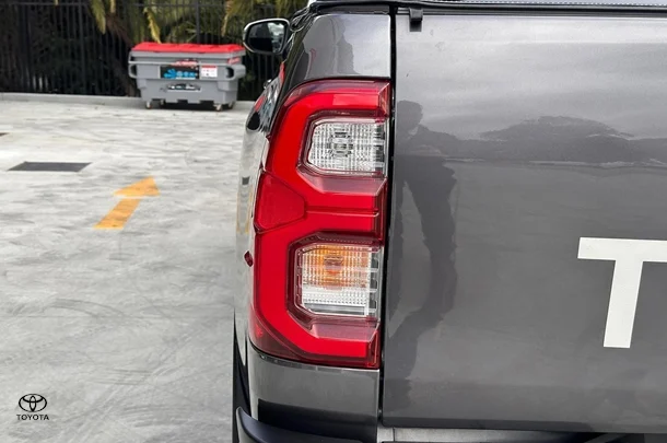 2020 Toyota HiLux 4x4 SR5 image 9