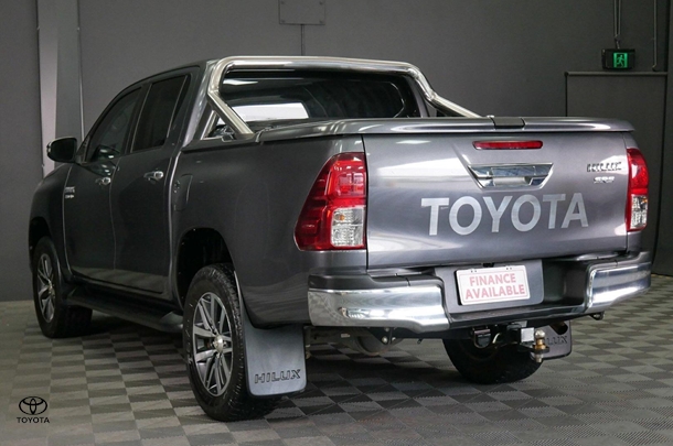 2017 Toyota Hilux 4x4 SR5 image 6