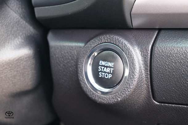 2022 Toyota Hilux SR5 image 14