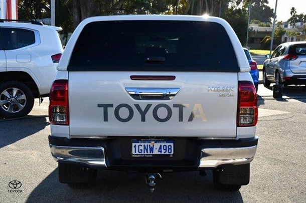 2018 Toyota Hilux SR5 image 18