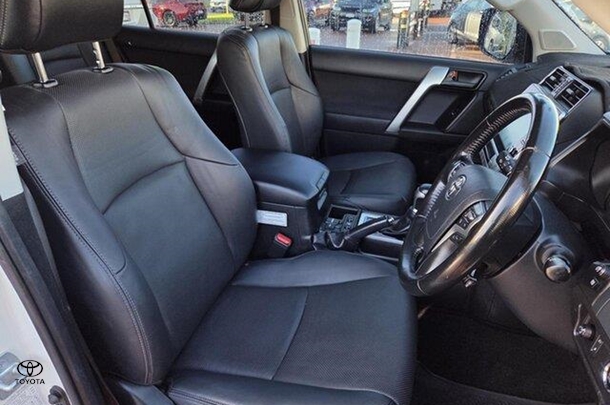 2021 Toyota Prado GXL image 12