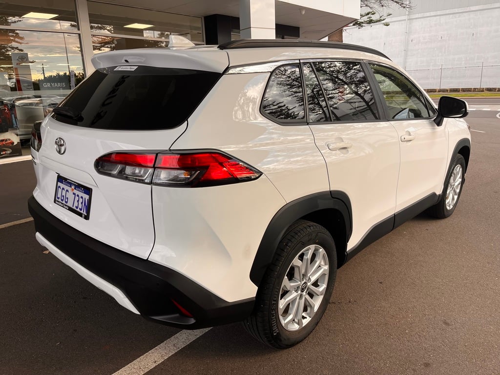 2023 Toyota Corolla Cross GXL image 3
