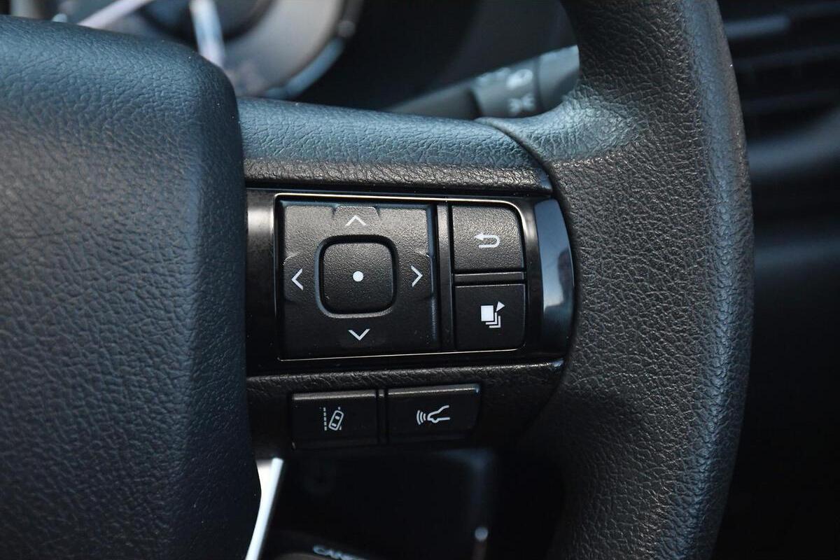 2025 Toyota Hilux SR Manual 4x4 Double Cab image 12