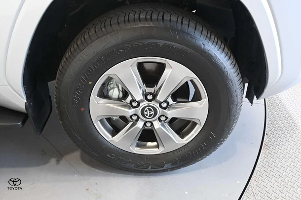 2023 Toyota Landcruiser VX image 4