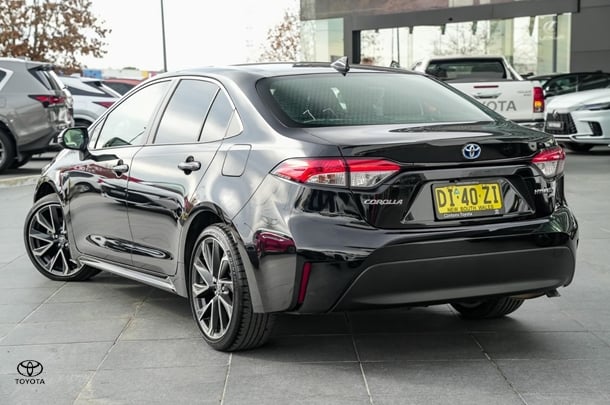 2024 Toyota Corolla Sedan Hybrid ZR image 3