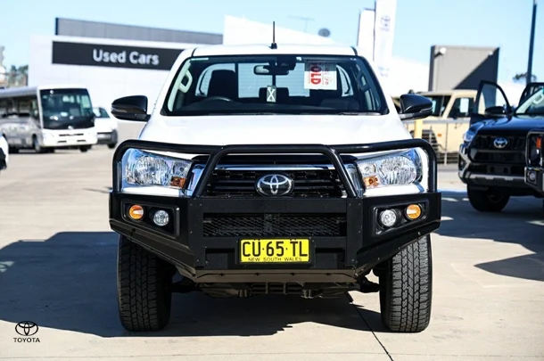 2019 Toyota Hilux 4x2 SR image 4