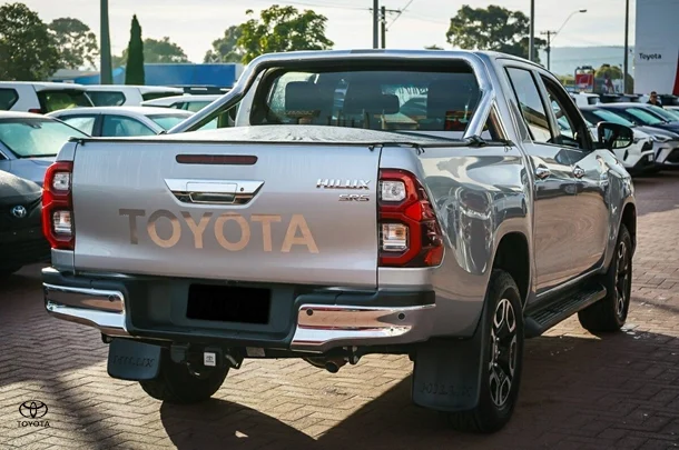 2021 Toyota Hilux 4x4 SR5 image 8