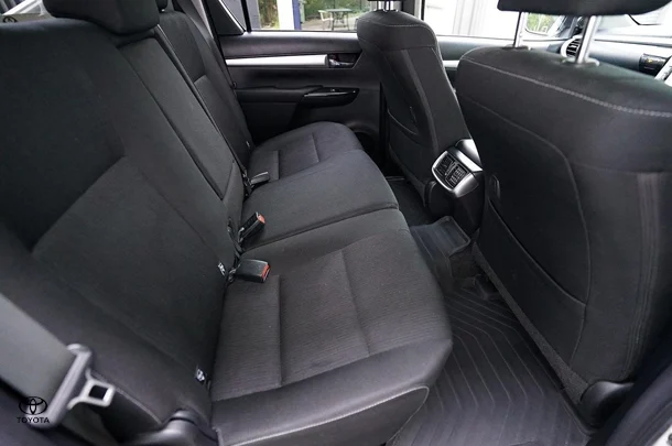 2021 Toyota Hilux 4x4 SR5 image 14