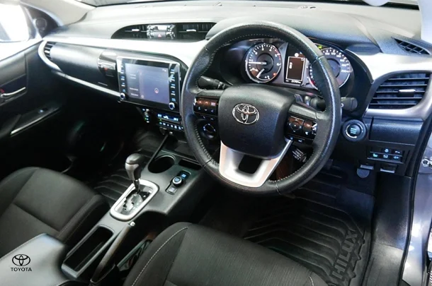 2024 Toyota Hilux 4x4 SR5 image 9