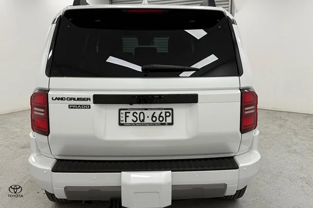 2024 Toyota Prado VX image 4