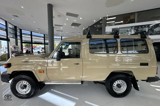 2023 Toyota LC Military GXL image 14