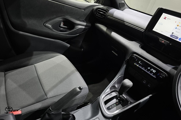 2024 Toyota Yaris HB Hybrid Ascent Sport image 24