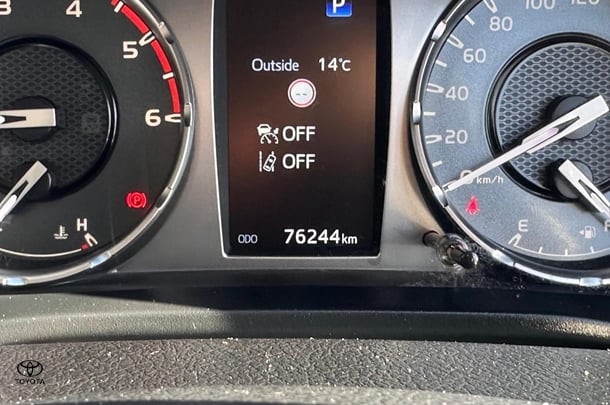 2022 Toyota HiLux 4x4 SR image 11