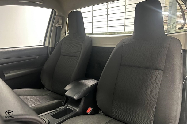 2024 Toyota Hilux SR image 16