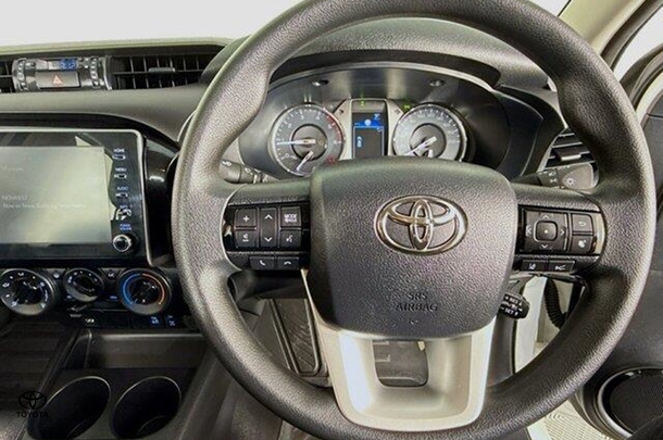 2024 Toyota Hilux SR image 18