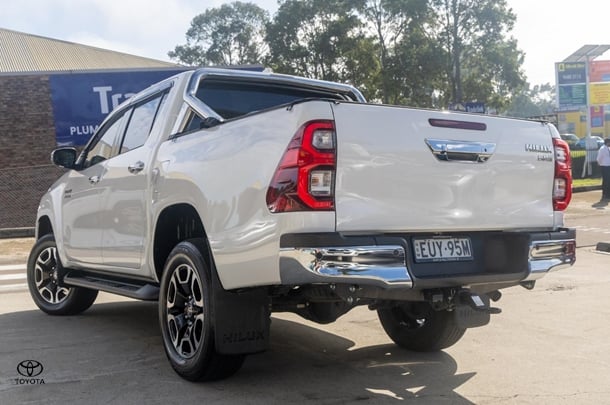 2022 Toyota HILUX SR5 image 2