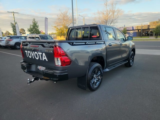 2024 Toyota Hilux SR image 3